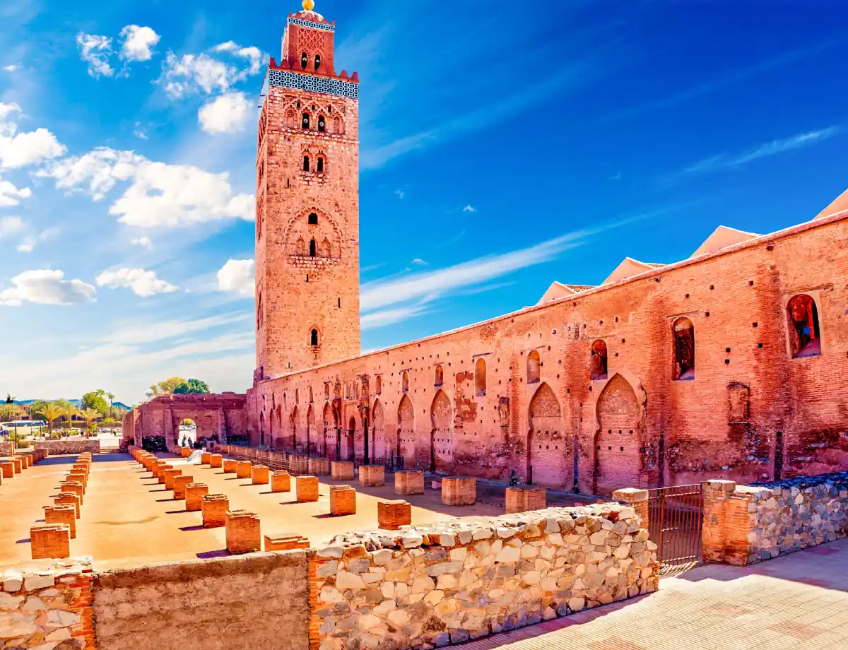 La Mosquée Koutoubia : Emblème de Marrakech, son minaret s'élève comme un phare guidant les âmes égarées.